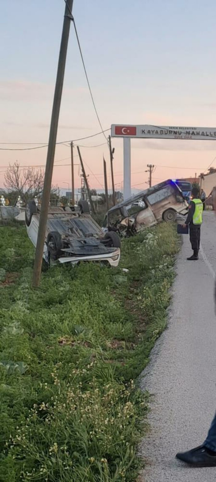 Antalya'da kaza yapan otomobil alevlere teslim oldu: 4 yaralı