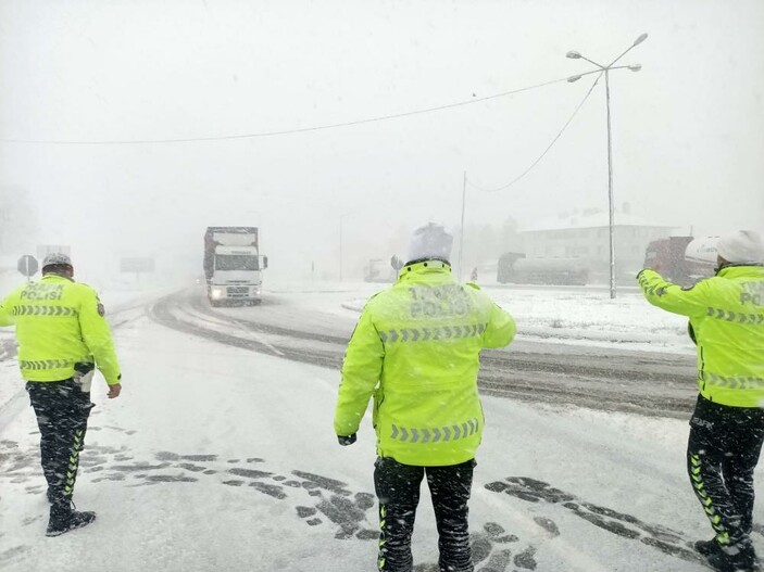 Bolu Dağı'nda kar yağışı hızlandı! Kontrolden çıkan tır İstanbul istikametini trafiğe kapattı