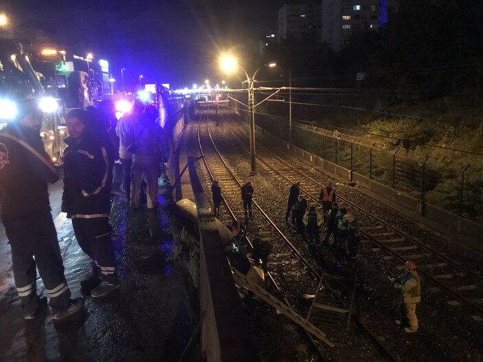 İstanbul Bakırköy'de kontrolden çıkan otomobil metro yoluna uçtu