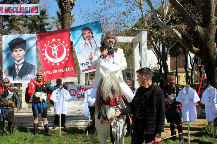 İzmir'de doktor Mehmet Bayındır, at üzerinde bağımsız milletvekili adaylığını açıkladı