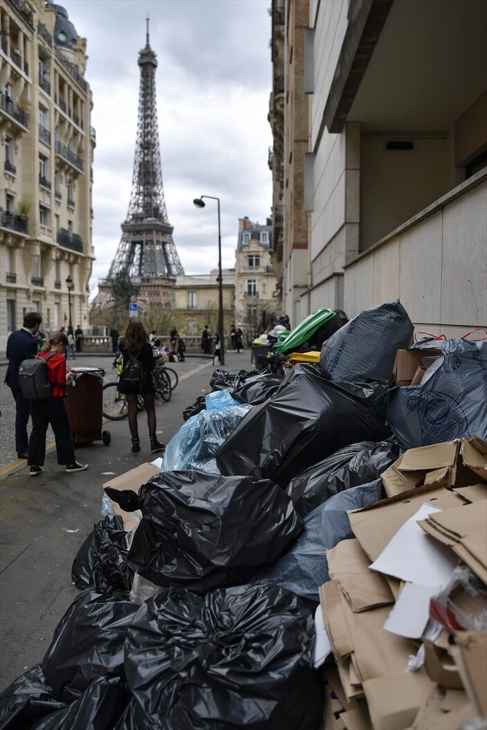 Paris sokaklarında çöp yığınları artıyor