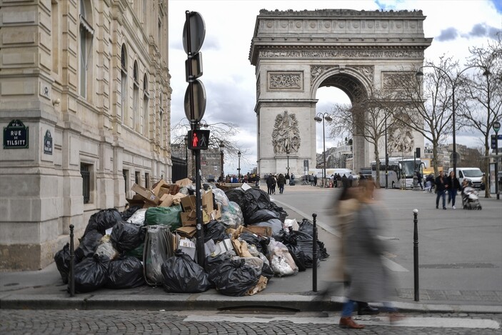 Paris sokaklarında çöp yığınları artıyor