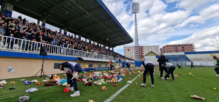 Sırbistan Ligi'nde depremzede çocuklar için oyuncak toplandı