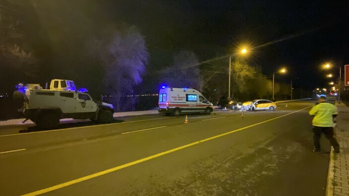 Diyarbakır'da iki otomobil çarpıştı: 1'i ağır 4 yaralı