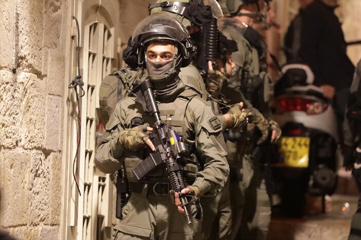 İsrail polisi teravih sonrası da Mescid-i Aksa'ya baskın düzenledi