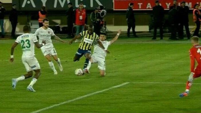 Dursun Özbek'ten büyük isyan: Bize penaltı vermeyip, Fenerbahçe'ye veriyorlar