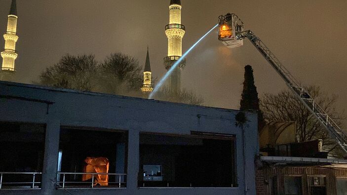 Fatih’te 3 katlı metruk binada yangın çıktı