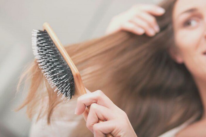 Islak saçı taramak saç dökülmesine yol açar mı? Saç dökülmemesi nasıl önlenir?