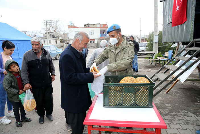 Kahramanmaraş'ta Mehmetçik'ten depremzedeler için ekmek ve pide üretimi