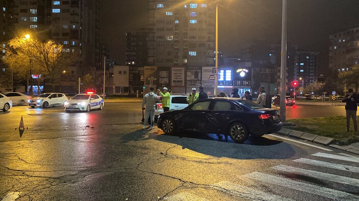 Kayseri'de yeni aldığı otomobiliyle kaza yapan sürücü gözyaşlarına boğuldu