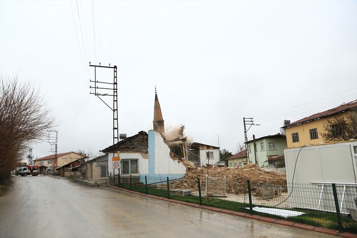 Malatya'da depremde ağır hasar gören cami ve minaresi yıkıldı
