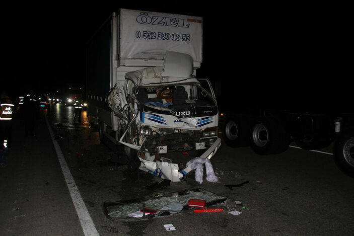 Manisa'da kamyonet, TIR'a arkadan çarptı: 1 ölü, 2 yaralı #2