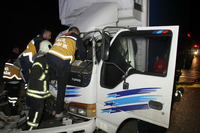Manisa'da kamyonet, TIR'a arkadan çarptı: 1 ölü, 2 yaralı #3