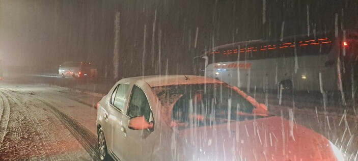 Sivas'ta etkili olan kar yağışı nedeniyle birçok araç otoyolda mahsur kaldı