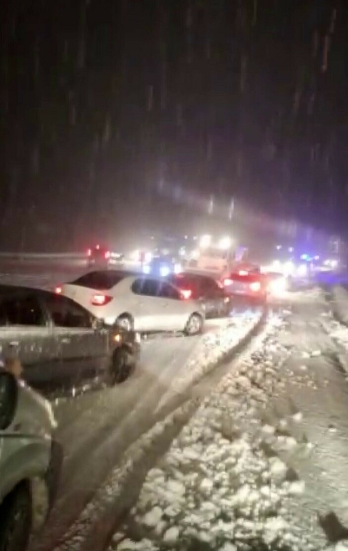 Sivas'ta etkili olan kar yağışı nedeniyle birçok araç otoyolda mahsur kaldı