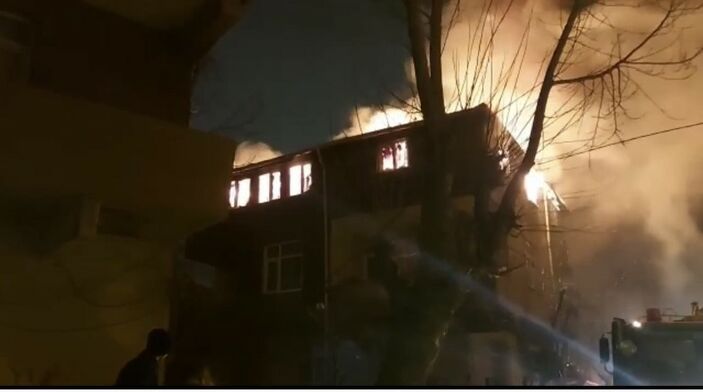 Ümraniye’de 3 katlı binanın çatı katı alev alev yandı
